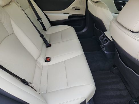 Used 2025 Lexus ES 350 w/ Premium Package FWD image 32