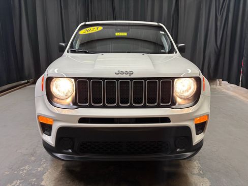 Used 2023 Jeep Renegade Latitude AWD/4WD image 2