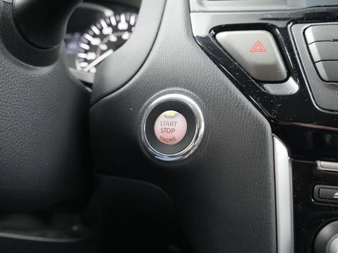 Used 2019 Nissan Pathfinder SV image 32