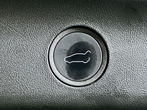 Used 2024 Tesla Model Y Performance image 28