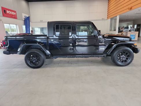Used 2023 Jeep Gladiator Overland AWD/4WD image 4