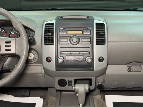 Used 2010 Nissan Frontier SE image 24