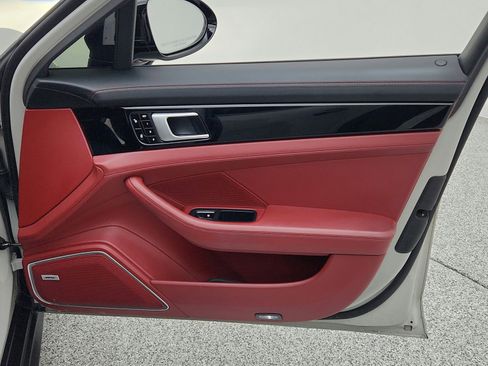 Used 2018 Porsche Panamera 4S image 28