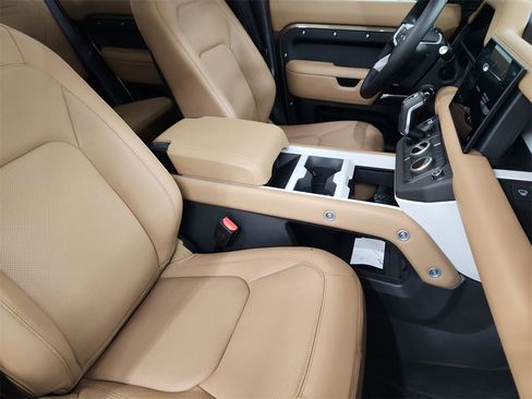 Used 2025 Land Rover Defender 110 S image 28