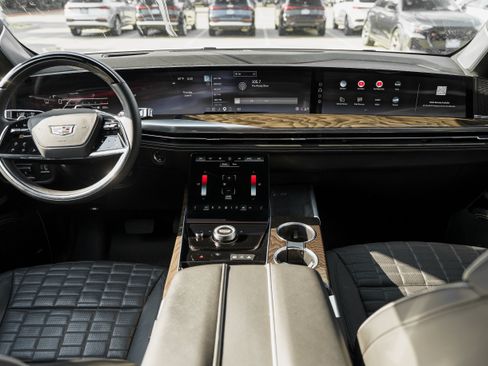 Used 2025 Cadillac Escalade ESV Sport Platinum w/ LPO, Floor Liner Package AWD/4WD image 8
