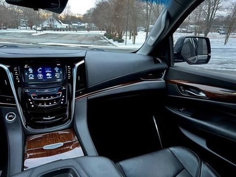 Used 2019 Cadillac Escalade Premium Luxury AWD/4WD image 29
