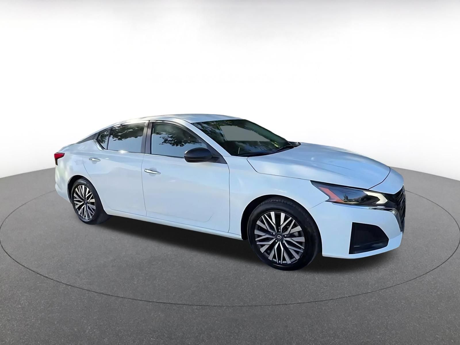 Used 2025 Nissan Altima 2.5 SV FWD image 2