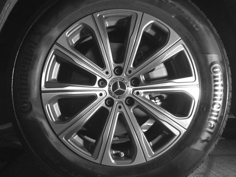 Used 2024 Mercedes-Benz GLC 300 4MATIC image 12