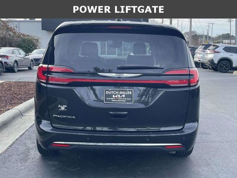 Used 2023 Chrysler Pacifica Touring-L image 6