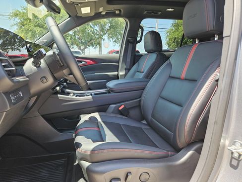 Certified 2025 Chevrolet Traverse RS w/ LPO, Floor Liner Package AWD/4WD image 9