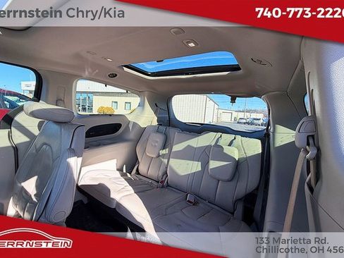 Used 2018 Chrysler Pacifica Limited w/ Tire & Wheel Group image 21