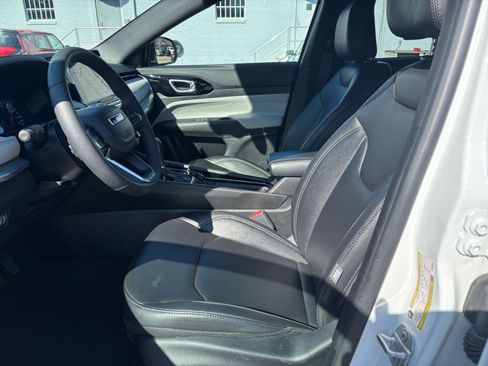 Used 2025 Jeep Compass Limited image 25