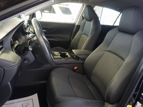 Certified 2022 Toyota Venza LE image 18