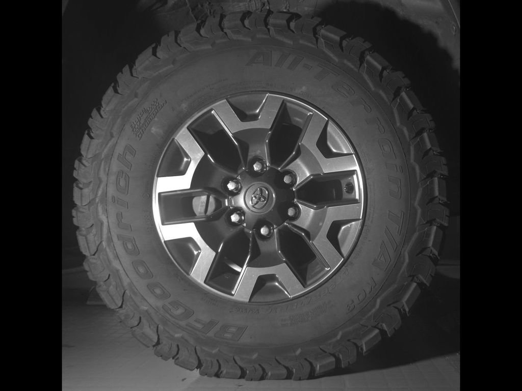 Used 2022 Toyota Tacoma TRD Off-Road w/ TRD Premium Off Road Package AWD/4WD image 9