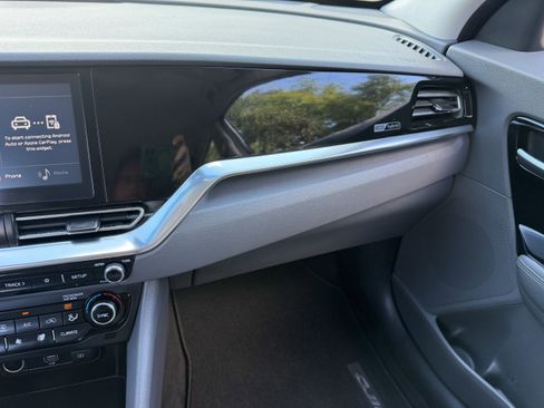 Used 2022 Kia Niro LXS FWD image 28