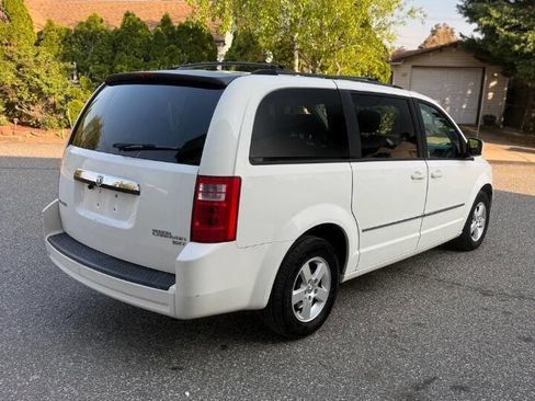 Used 2010 Dodge Grand Caravan SXT FWD image 6