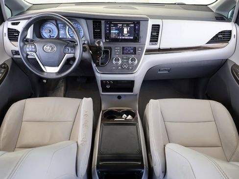 Used 2015 Toyota Sienna XLE image 16