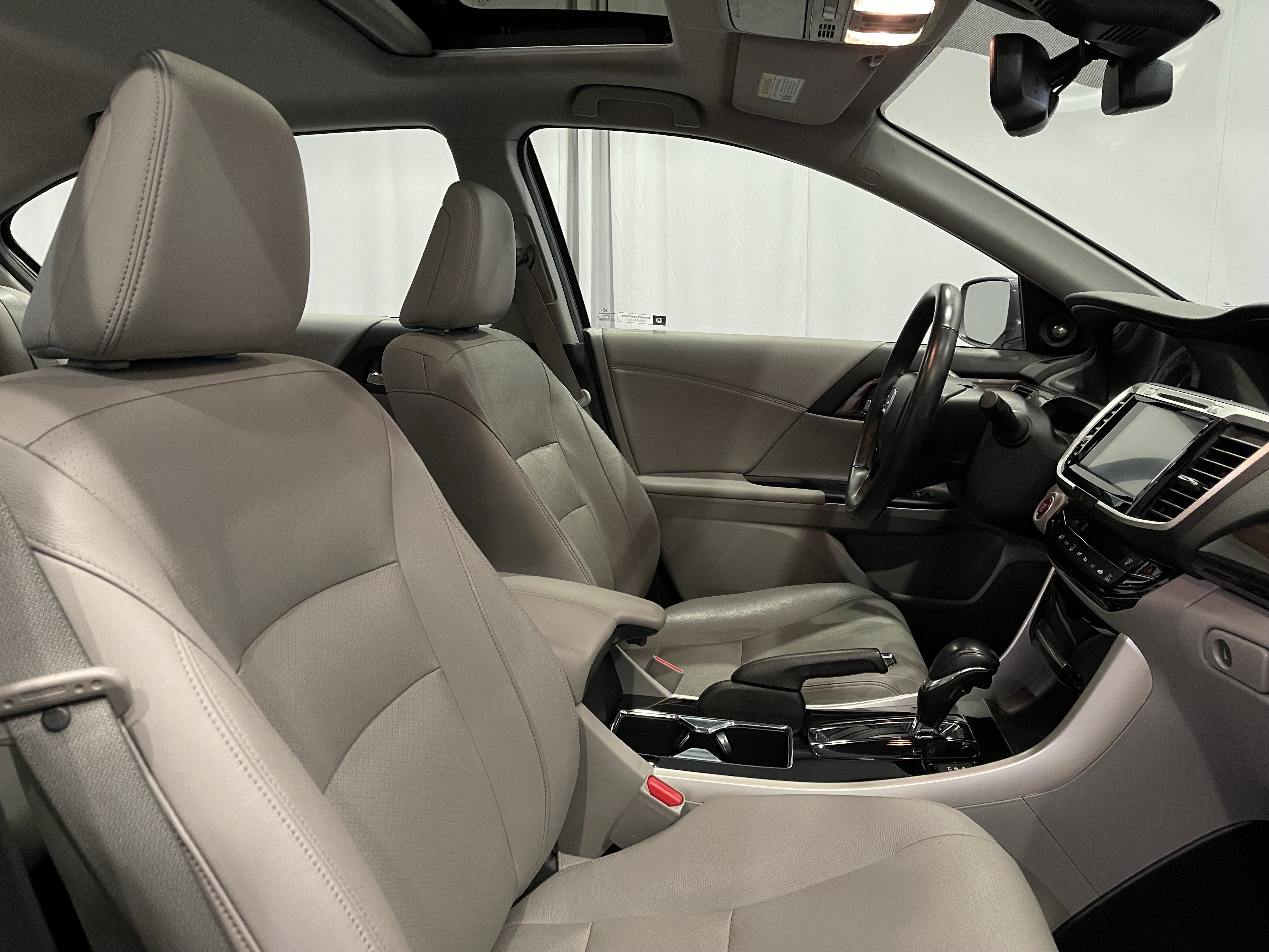 Used 2017 Honda Accord Touring image 15