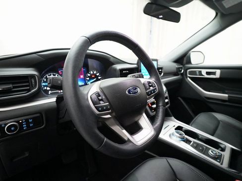 Used 2023 Ford Explorer XLT w/ Equipment Group 202A image 8