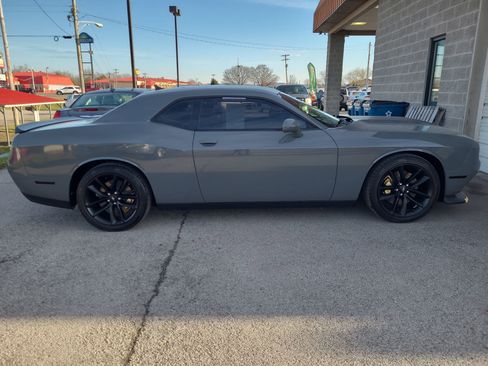 Used 2019 Dodge Challenger SXT image 2
