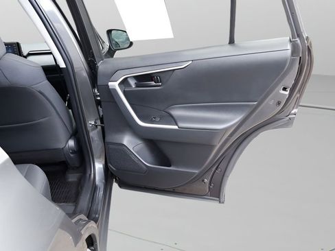 Used 2021 Toyota RAV4 LE image 18