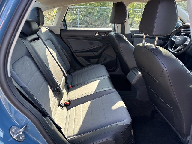 Used 2025 Volkswagen Jetta SE FWD image 10