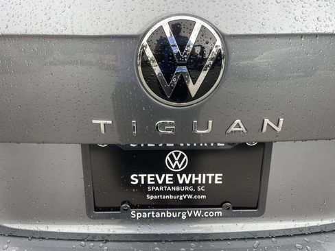 Used 2022 Volkswagen Tiguan SE AWD/4WD image 11