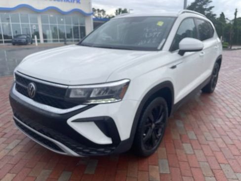 Used 2022 Volkswagen Taos SE FWD image 1
