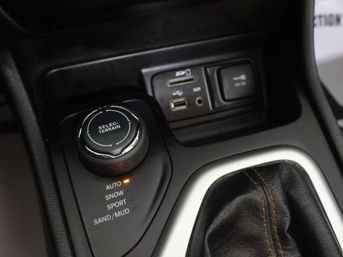 Used 2018 Jeep Cherokee Limited AWD/4WD image 35