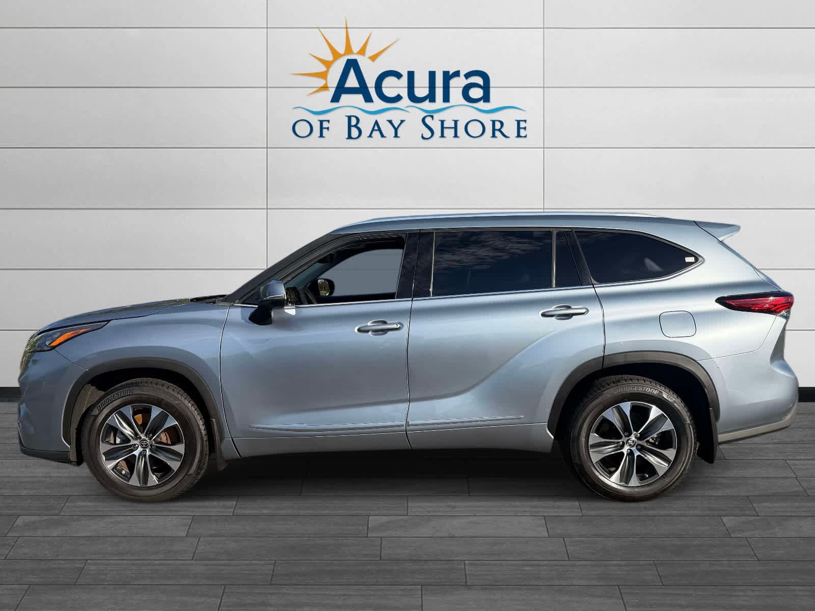 Used 2020 Toyota Highlander XLE AWD/4WD image 4