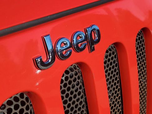 Used 2015 Jeep Wrangler Unlimited Sahara w/ Connectivity Group image 30