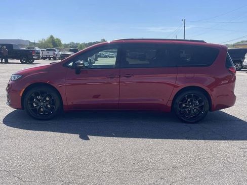 Used 2025 Chrysler Pacifica Limited FWD image 7