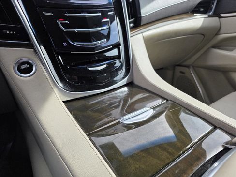Used 2020 Cadillac Escalade Luxury image 24