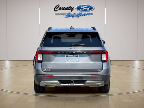 Used 2025 Ford Explorer Active w/ Active Comfort Package RWD image 4
