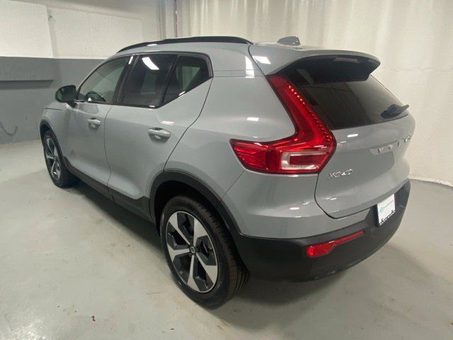 Certified 2026 Volvo XC40 B5 Plus AWD/4WD image 2