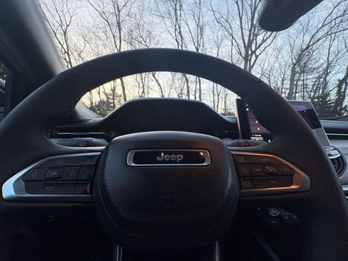 Used 2025 Jeep Compass Limited image 25