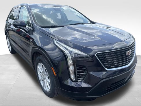 Used 2022 Cadillac XT4 Luxury w/ Cold Weather Package FWD image 3