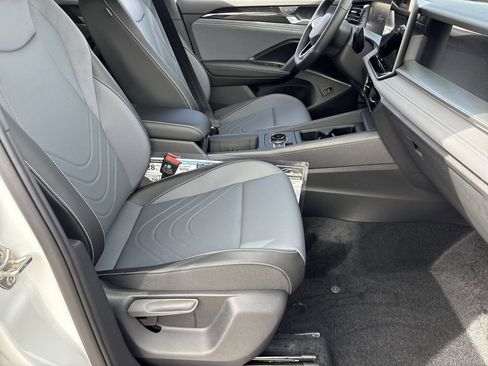New 2026 Volkswagen Tiguan SE R-Line FWD image 8