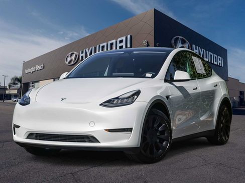 Used 2023 Tesla Model Y Long Range AWD/4WD image 1