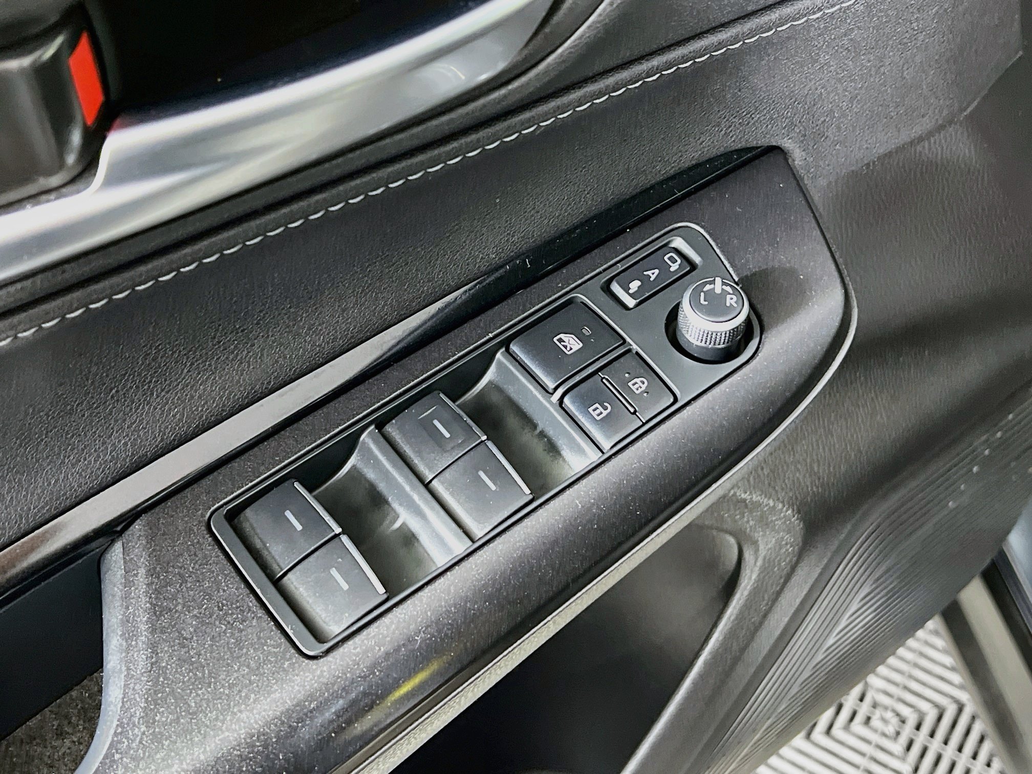 Certified 2021 Toyota Venza LE AWD/4WD image 18