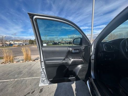 Used 2021 Toyota Tacoma TRD Sport image 9
