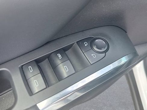 Used 2025 Chevrolet Traverse LT FWD image 13