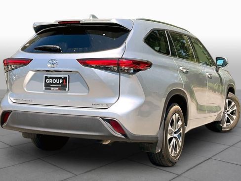 Used 2021 Toyota Highlander XLE AWD/4WD image 13