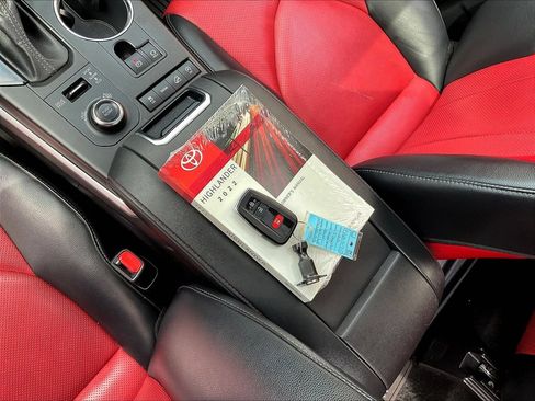 Used 2022 Toyota Highlander XSE AWD/4WD image 38