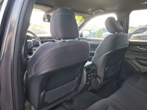 Used 2025 Jeep Grand Cherokee Laredo w/ MOPAR Finishing Package image 12