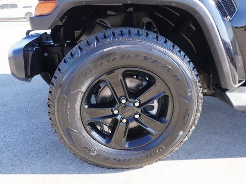 Used 2020 Jeep Wrangler Unlimited Sahara image 29