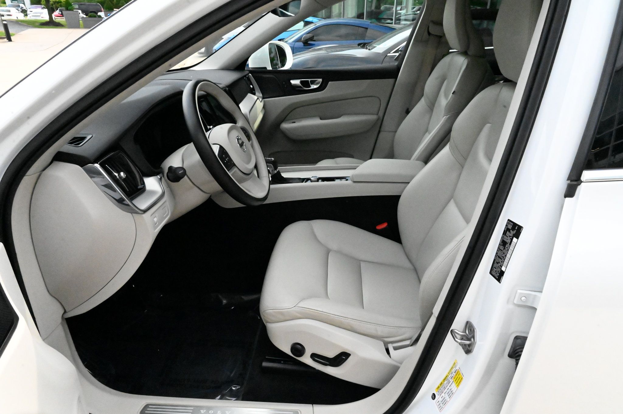 Used 2019 Volvo XC60 T5 Momentum w/ Multimedia Package AWD/4WD image 17