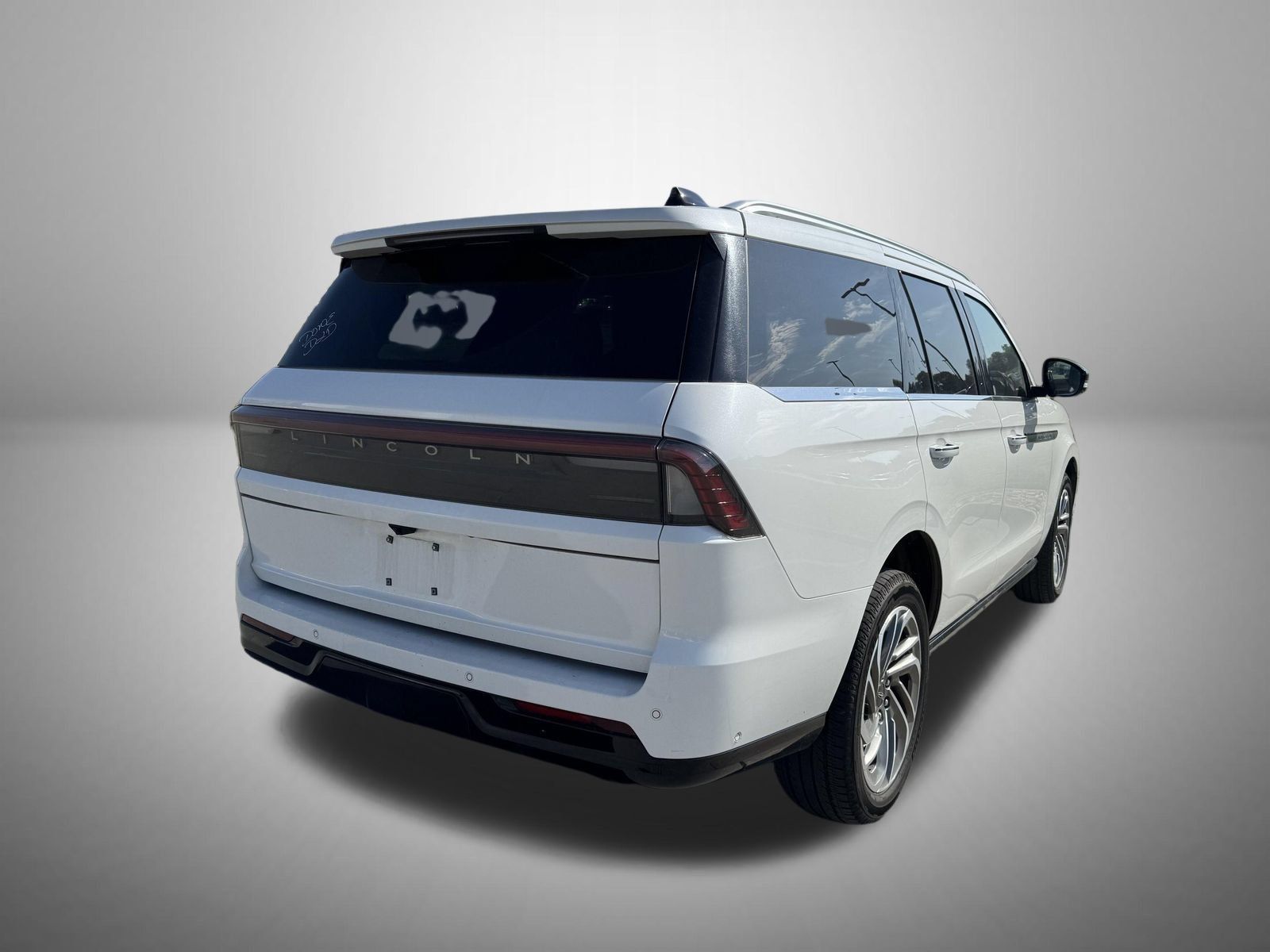 Used 2025 Lincoln Navigator Reserve AWD/4WD image 3