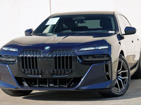 Used 2023 BMW 760i xDrive w/ Executive Package AWD/4WD image 3
