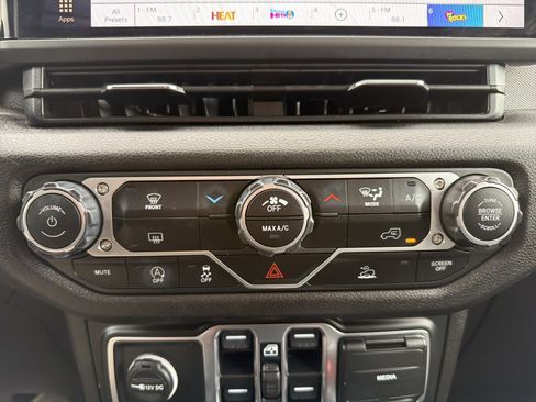 Used 2025 Jeep Gladiator Sport AWD/4WD image 22